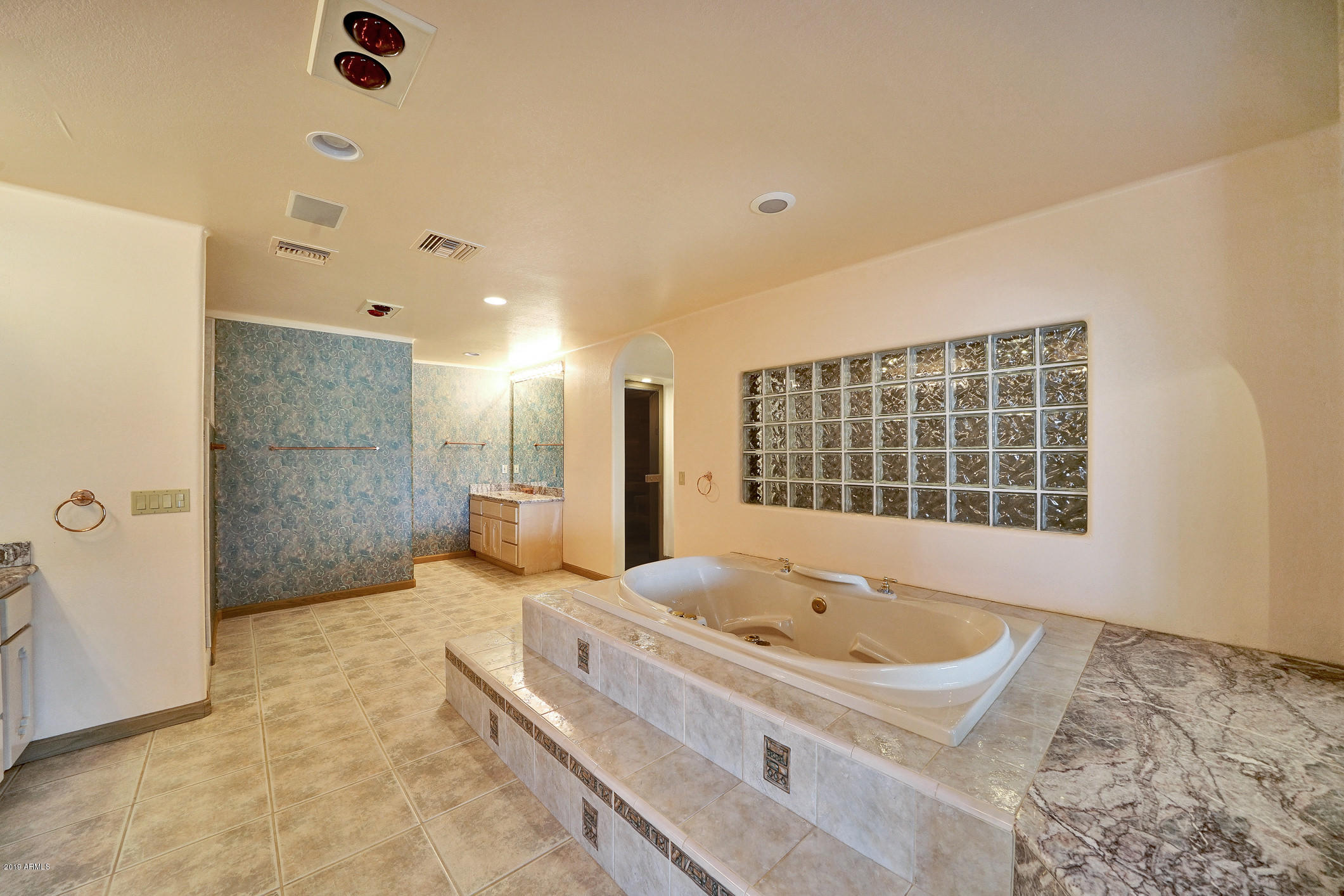 28331 West Rocking Horse Lane Morristown, AZ 85342 - Photo 47 of 85 224-MasterBath_Tub