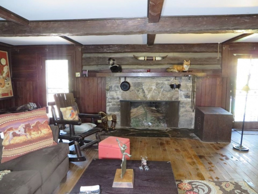 634 Paddle Creek Road Bristol, TN 37620 - Photo 10 of 14 Sitting area in great room
