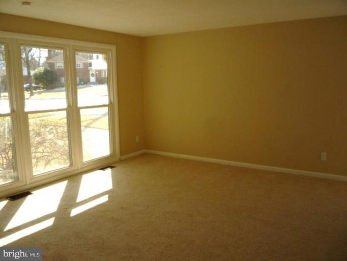 4913 Stickley Road Rockville, MD 20852 - Photo 16 of 24 Living Room