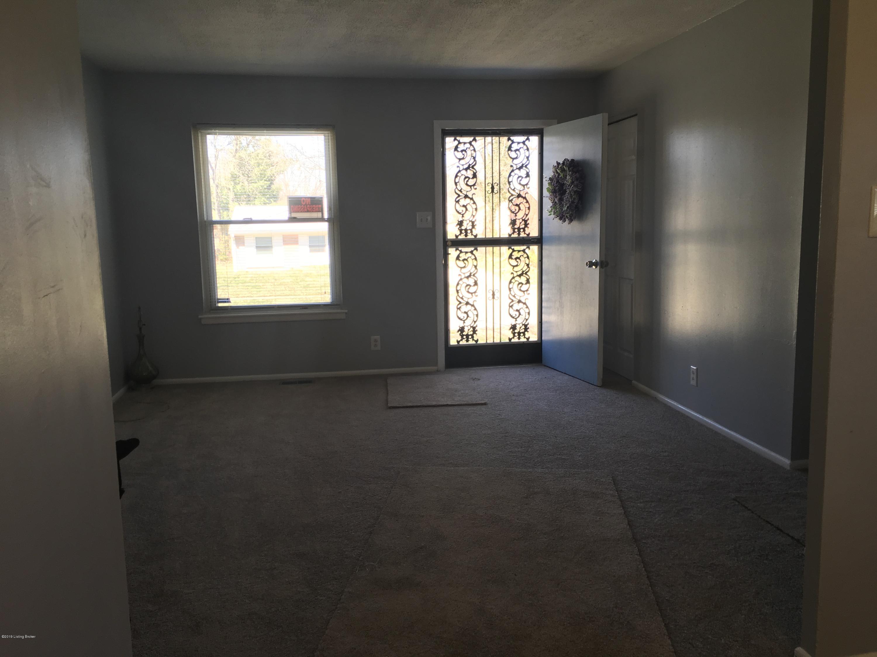 5112 Red Fern Road Louisville, KY 40218 - Photo 4 of 37 9E59813B-5C9A-422C-A33B-06B6D42347B2