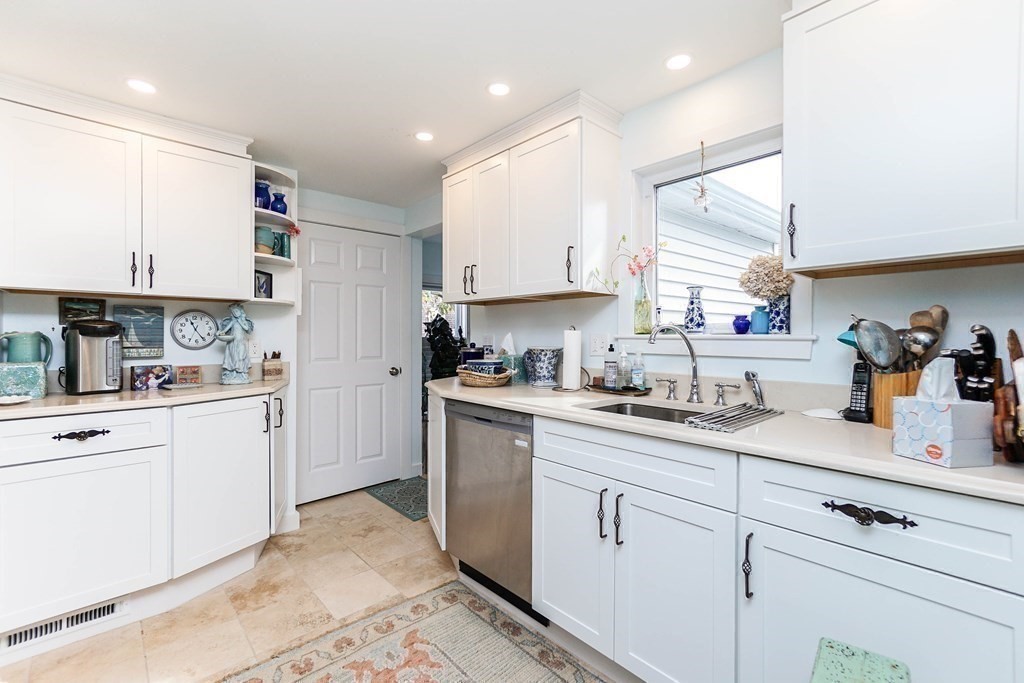 11 Harbor Street Newburyport, MA 01950 - Photo 12 of 39