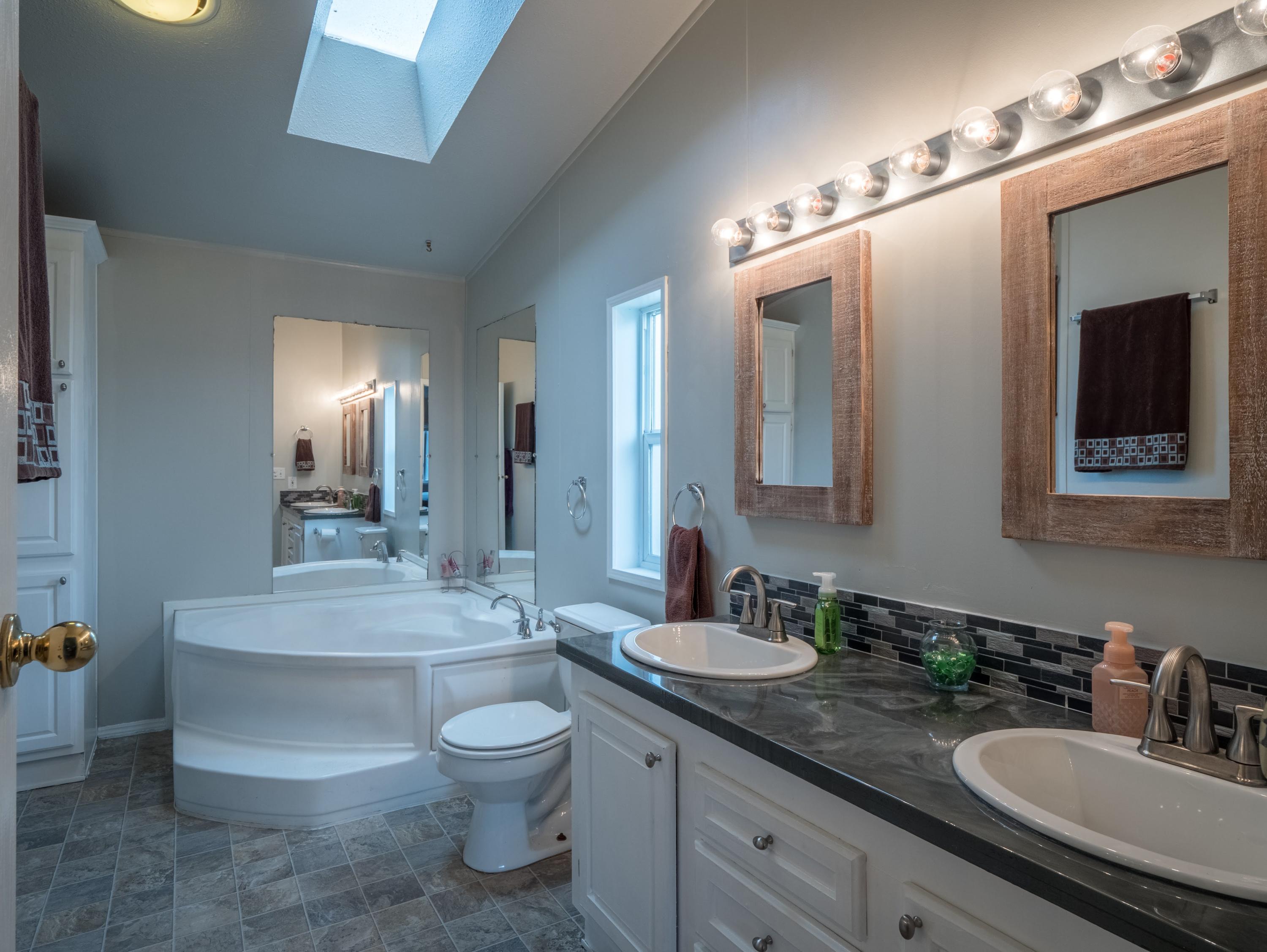 2367 Evan Way Central Point, OR 97502 - Photo 12 of 27 M Bath 1