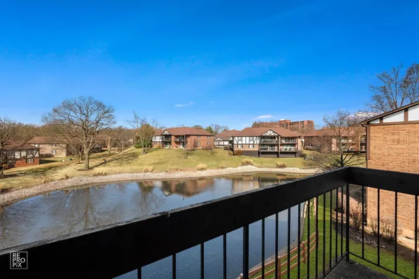 $244,900 | 6820 Joliet Road, Unit 11, Indian Head Park, IL 60525