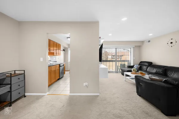 $244,900 | 6820 Joliet Road, Unit 11, Indian Head Park, IL 60525