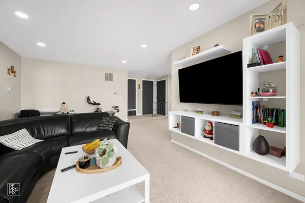 $244,900 | 6820 Joliet Road, Unit 11, Indian Head Park, IL 60525