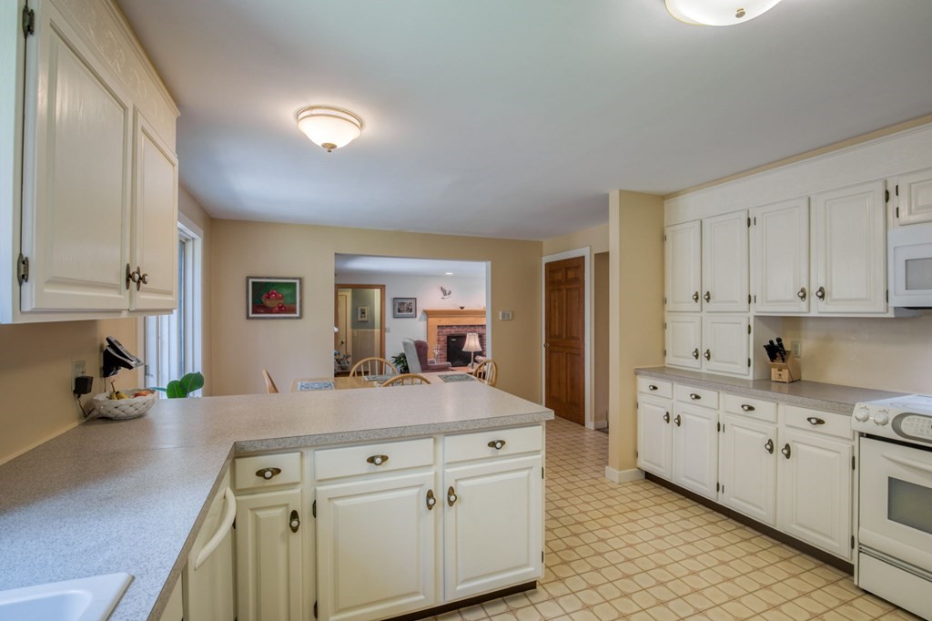 87 Hillside Road Deerfield, MA 01373 - Photo 11 of 42 Gallery Image 11