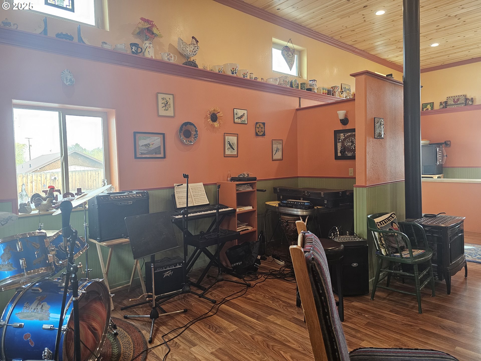 995 3rd Street North Powder, OR 97867 - Photo 9 of 28 a view of a chairs and table in a patio