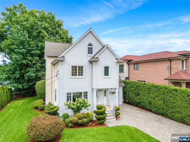 a view of a house with backyard and garden