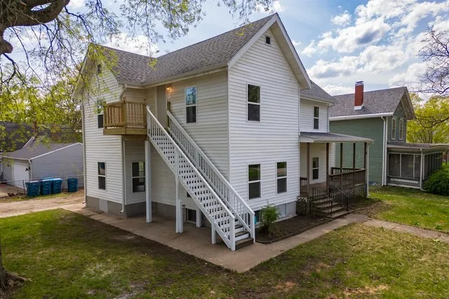 a view of a house with a yard