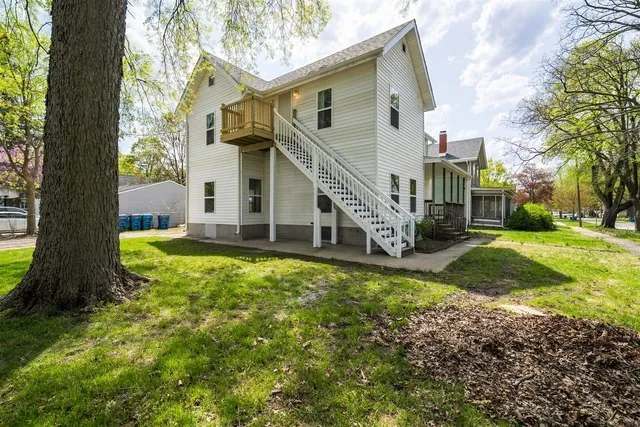 a view of a house with a yard