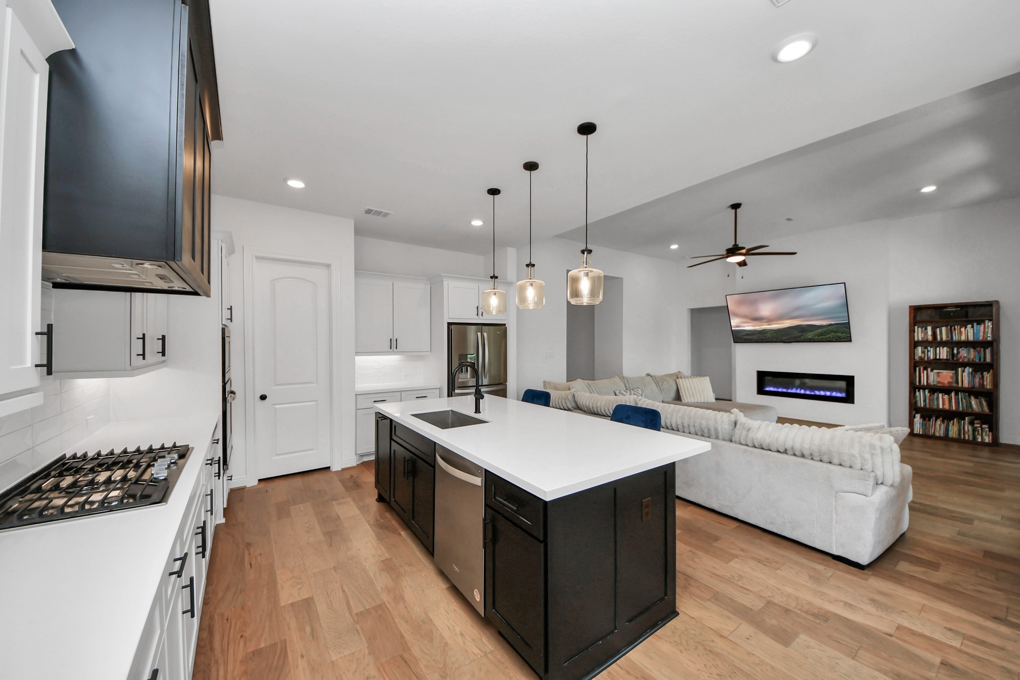 11914 Parsifal Creek Road Humble, TX 77346 - Photo 29 of 37 Kitchen, center island, gas cooktop, pedestal lights