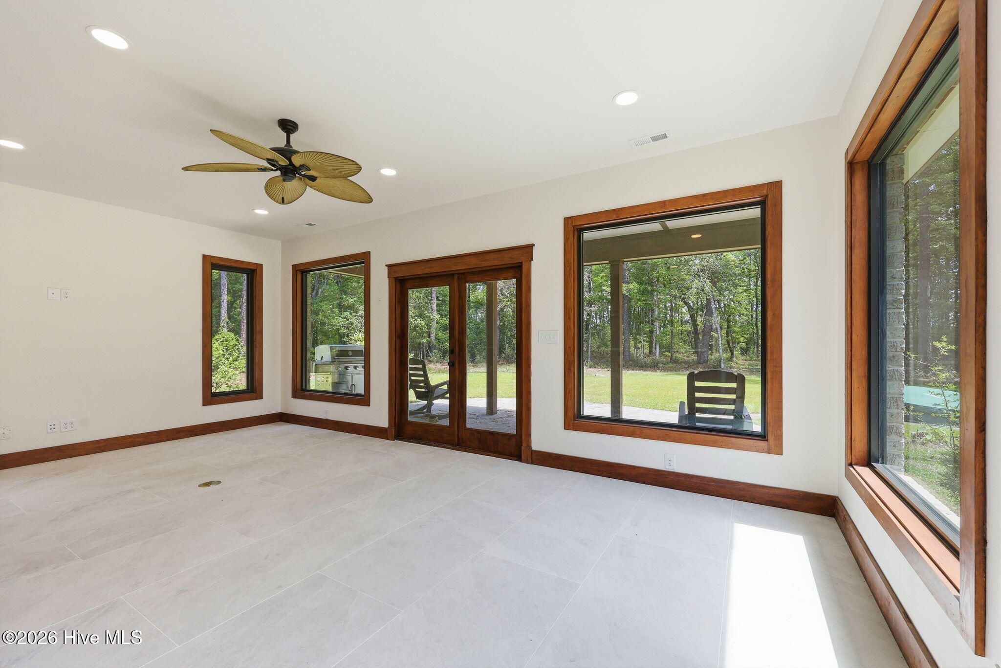 307 Crows Nest Road Beaufort, NC 28516 - Photo 7 of 50 35-web-or-mls-307 Crows Nest Rd 054