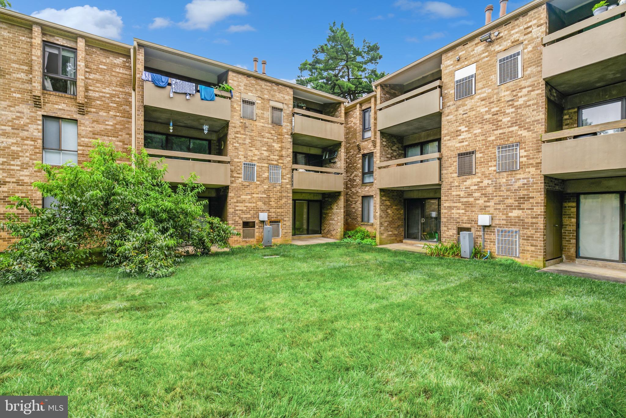 2316 Freetown Court, Unit 10/1B Reston, VA 20191 - Photo 27 of 36 Building Courtyard