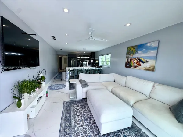 $5,500 | 1428 Euclid Avenue, Unit 207, Miami Beach, FL 33139