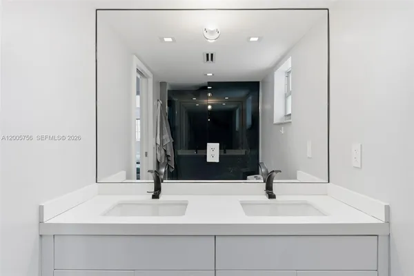 $5,500 | 1428 Euclid Avenue, Unit 207, Miami Beach, FL 33139