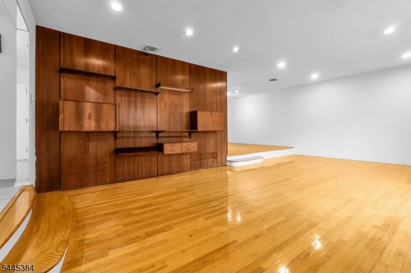 7 Oak Ridge Springfield, NJ 07081 - Photo 8 of 42 Gallery Image 8