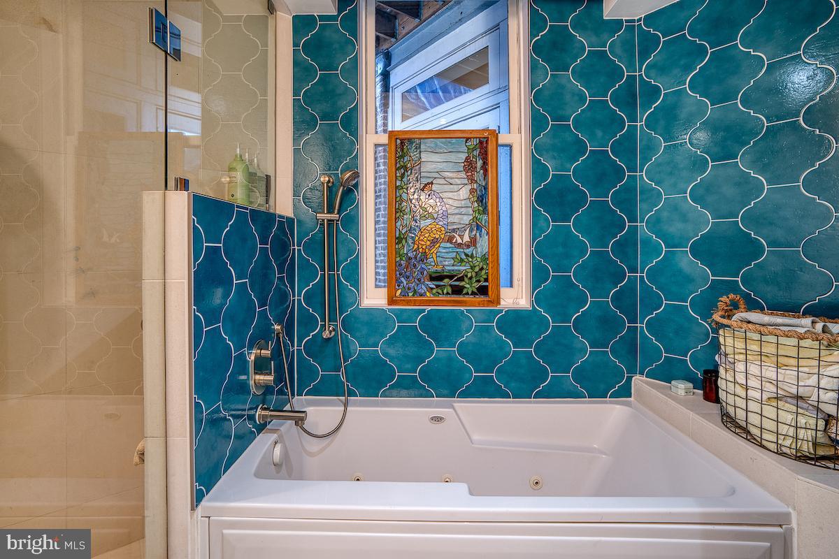 1516 R Street Northwest, Unit 2 Washington, DC 20009 - Photo 25 of 31 Soaking tub