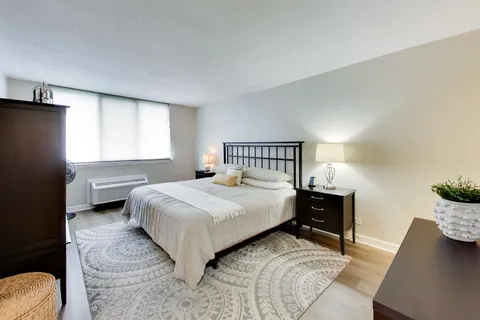 $245,500 | 2000 St Regis Drive, Unit 7N, Lombard, IL 60148