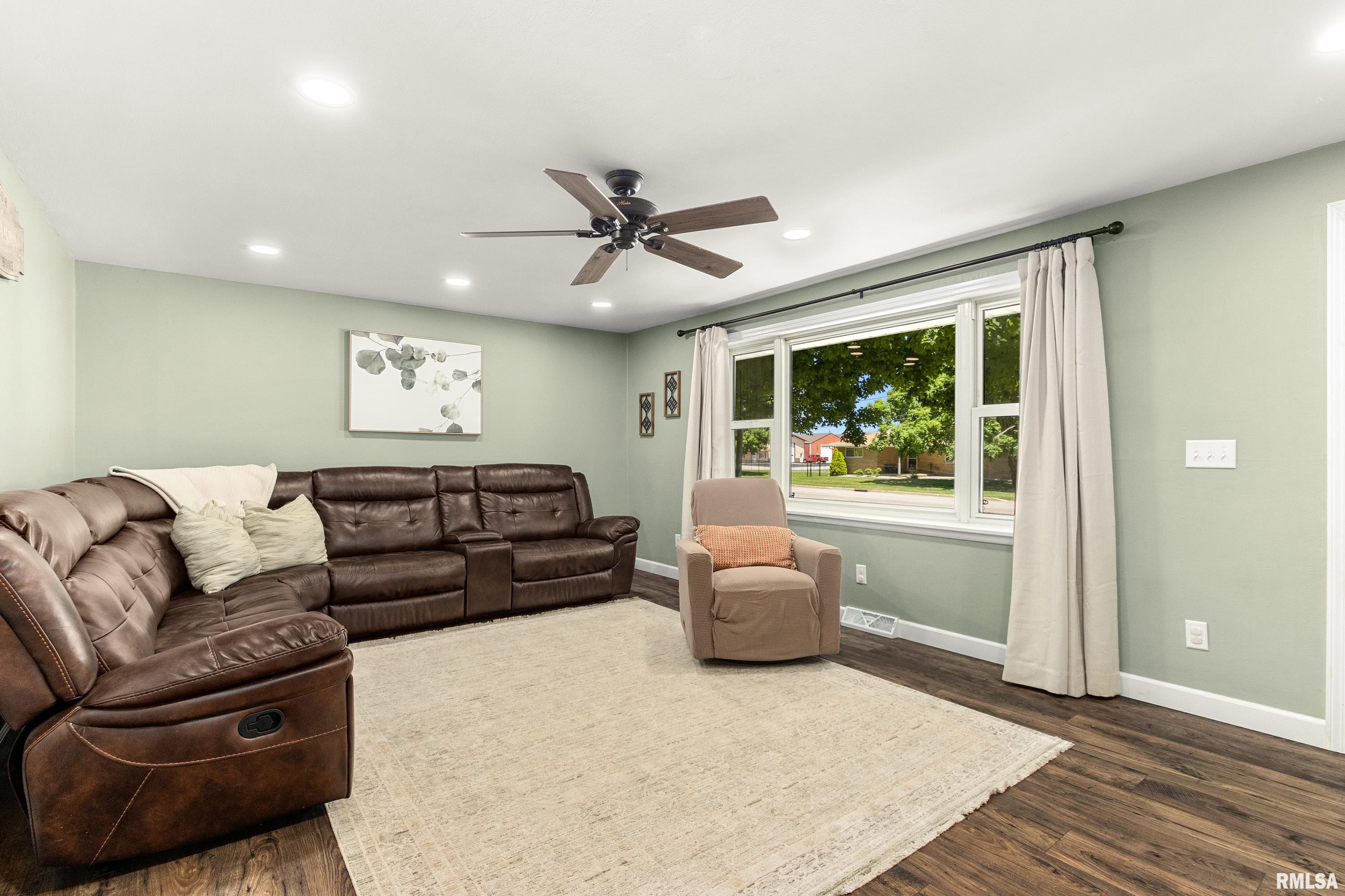 1114 South Main Street Washington, IL 61571 - Photo 6 of 38