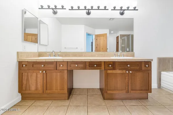 $2,990 | 229 West Portland Street, Phoenix, AZ 85003