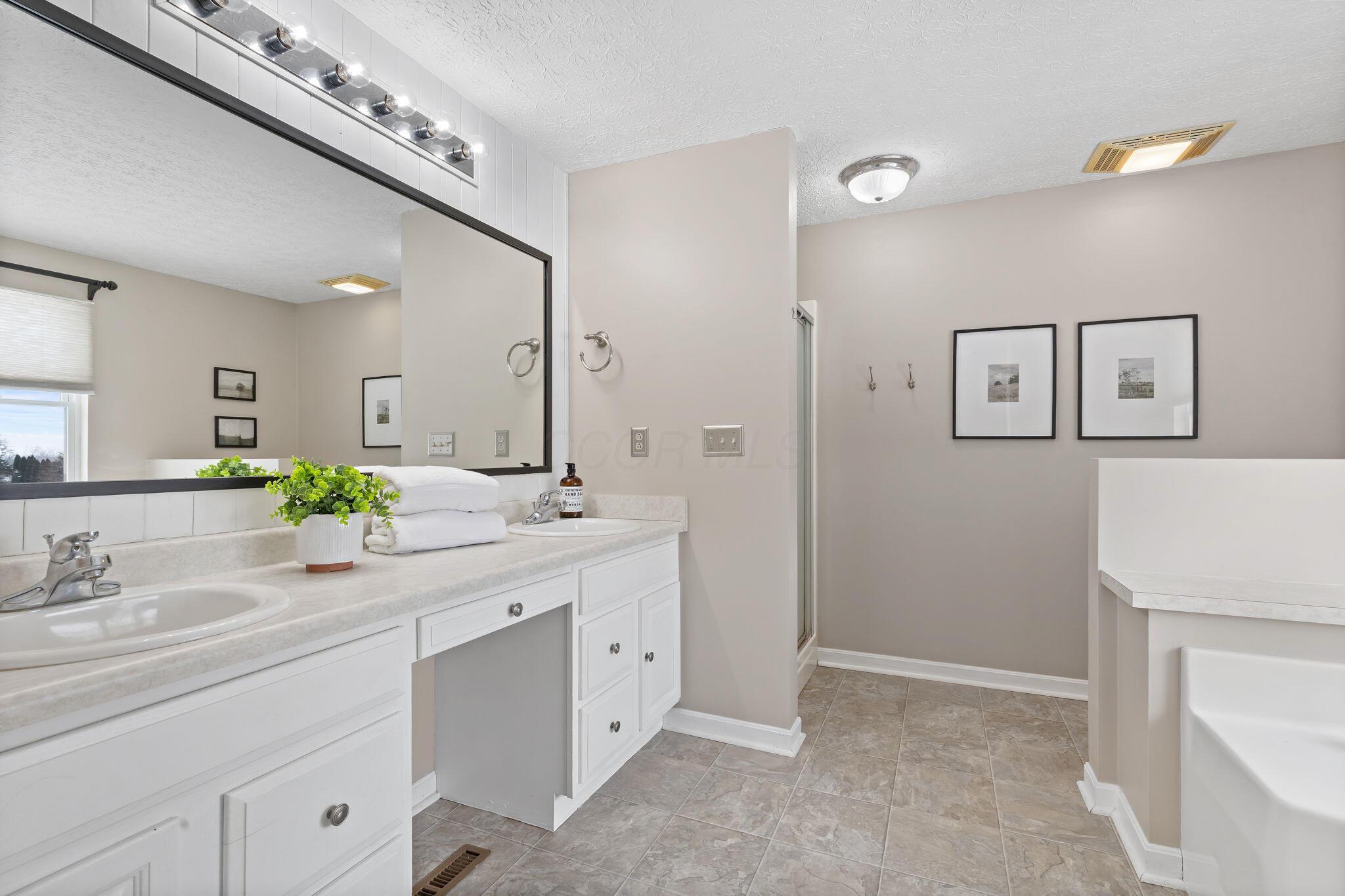 12019 Dunham Road Mount Vernon, OH 43050 - Photo 23 of 44 Primary Ensuite