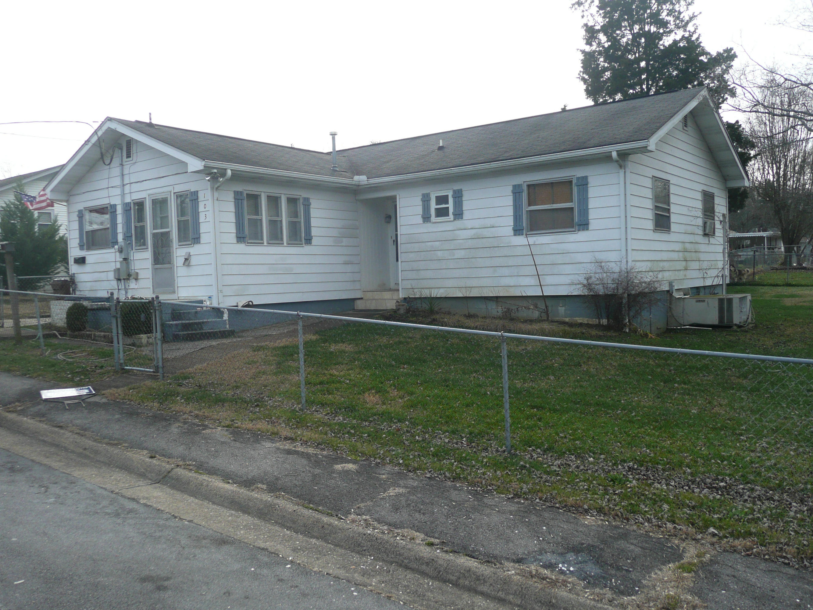 103 Thelma Road Oak Ridge, TN 37830 - Photo 2 of 7 P1080780