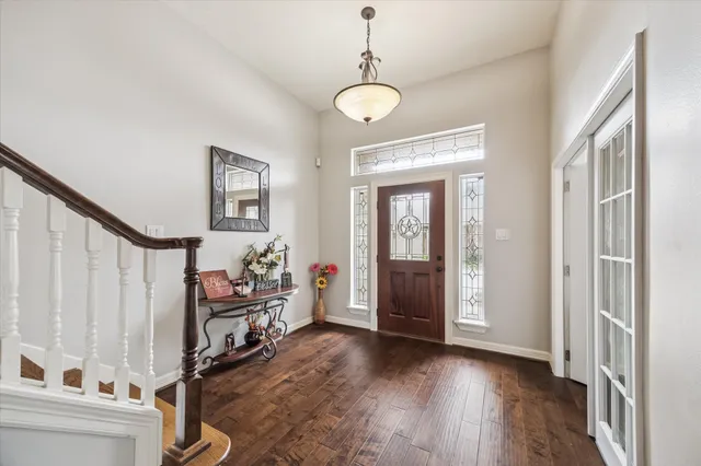 a view of a livingroom with hardwood floor and a ceiling fan
