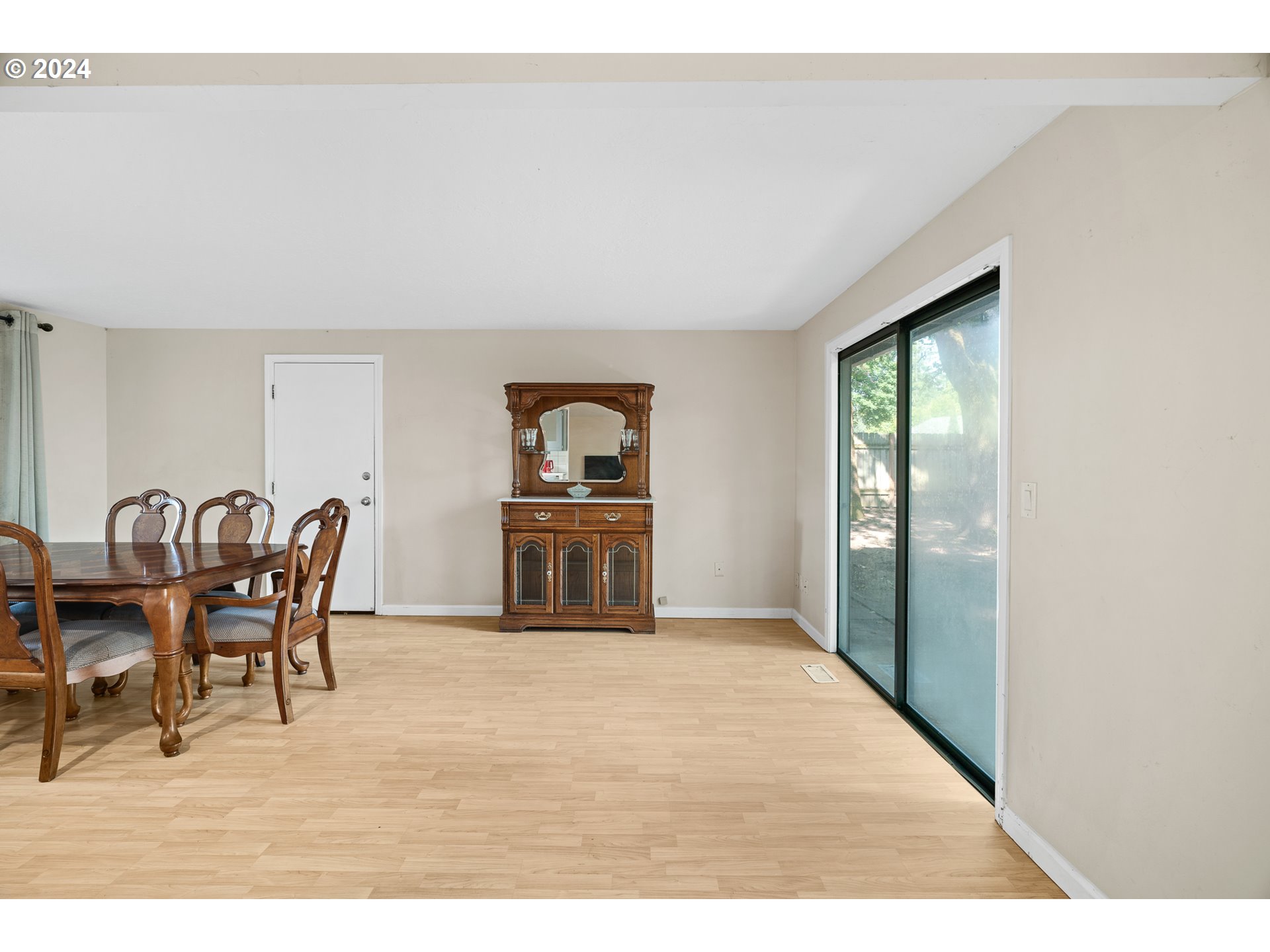 19015 Southwest Rosedale Court Beaverton, OR 97007 - Photo 11 of 35 Gallery Image 11