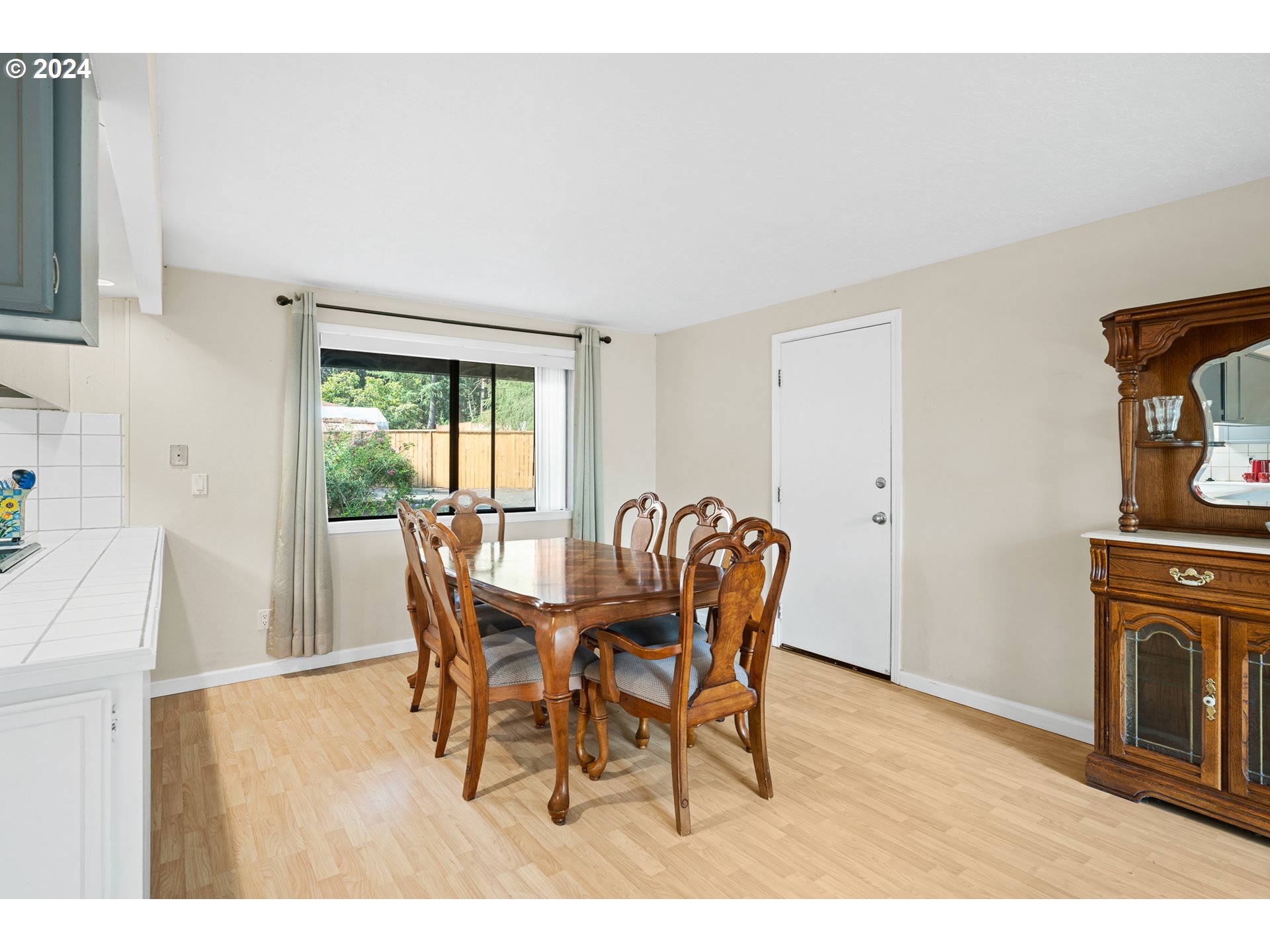 19015 Southwest Rosedale Court Beaverton, OR 97007 - Photo 12 of 35 Gallery Image 12