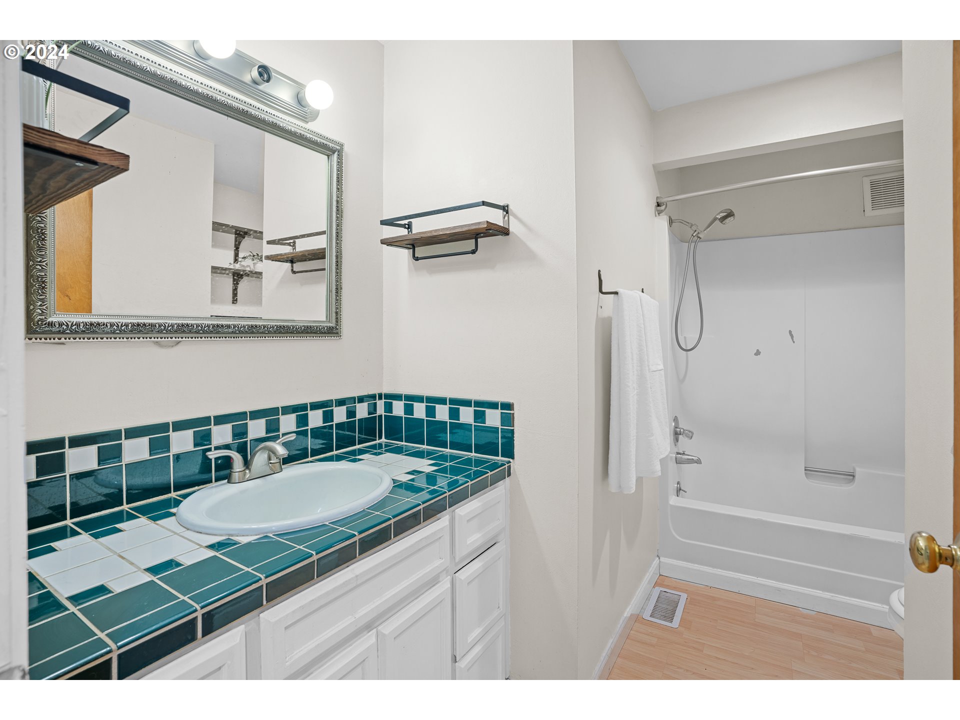 19015 Southwest Rosedale Court Beaverton, OR 97007 - Photo 14 of 35 Gallery Image 14