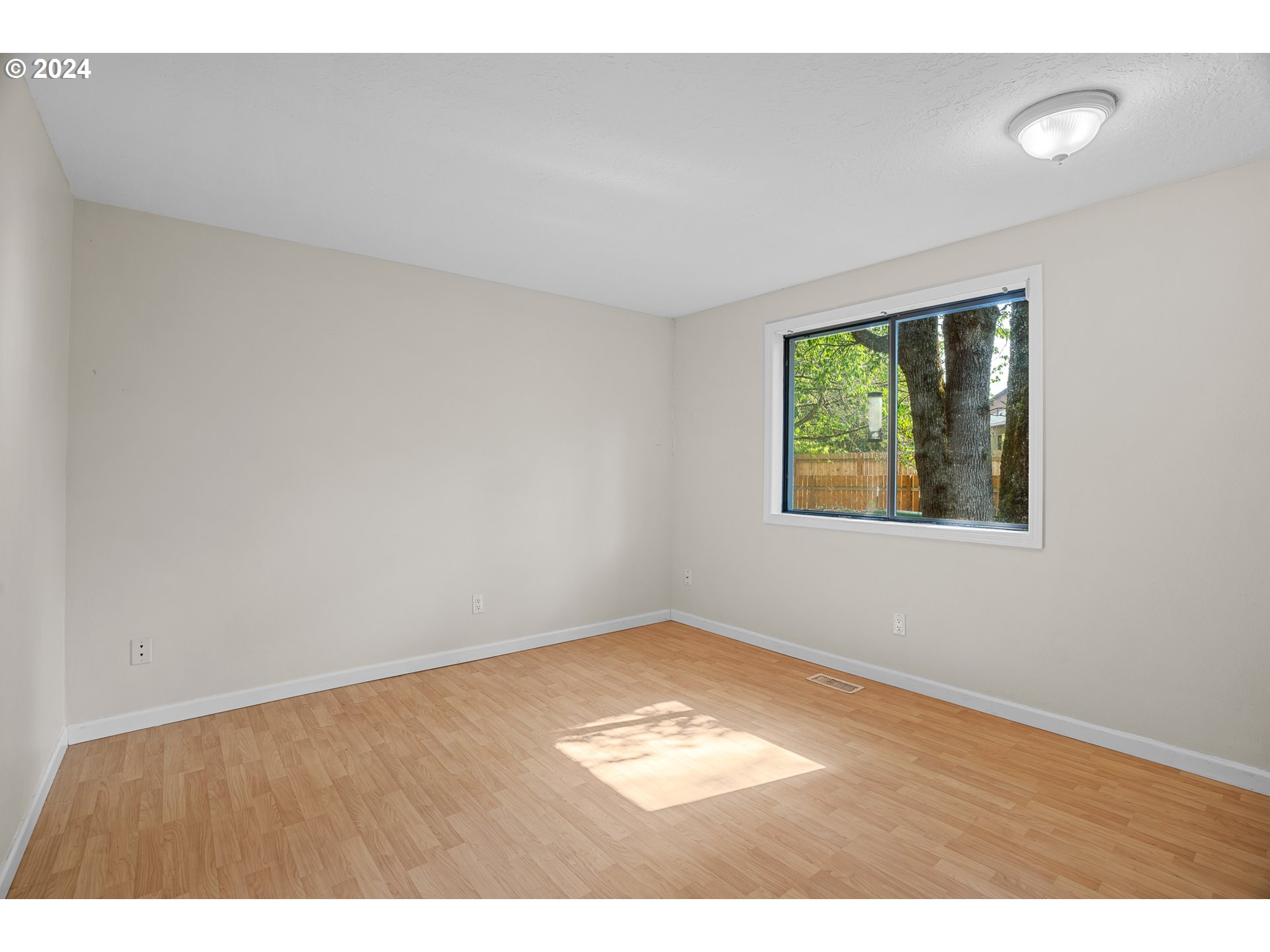 19015 Southwest Rosedale Court Beaverton, OR 97007 - Photo 15 of 35 Gallery Image 15