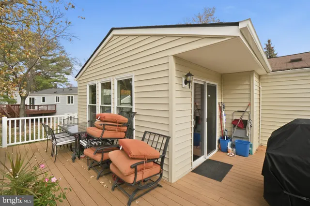 a view of a yard with a house