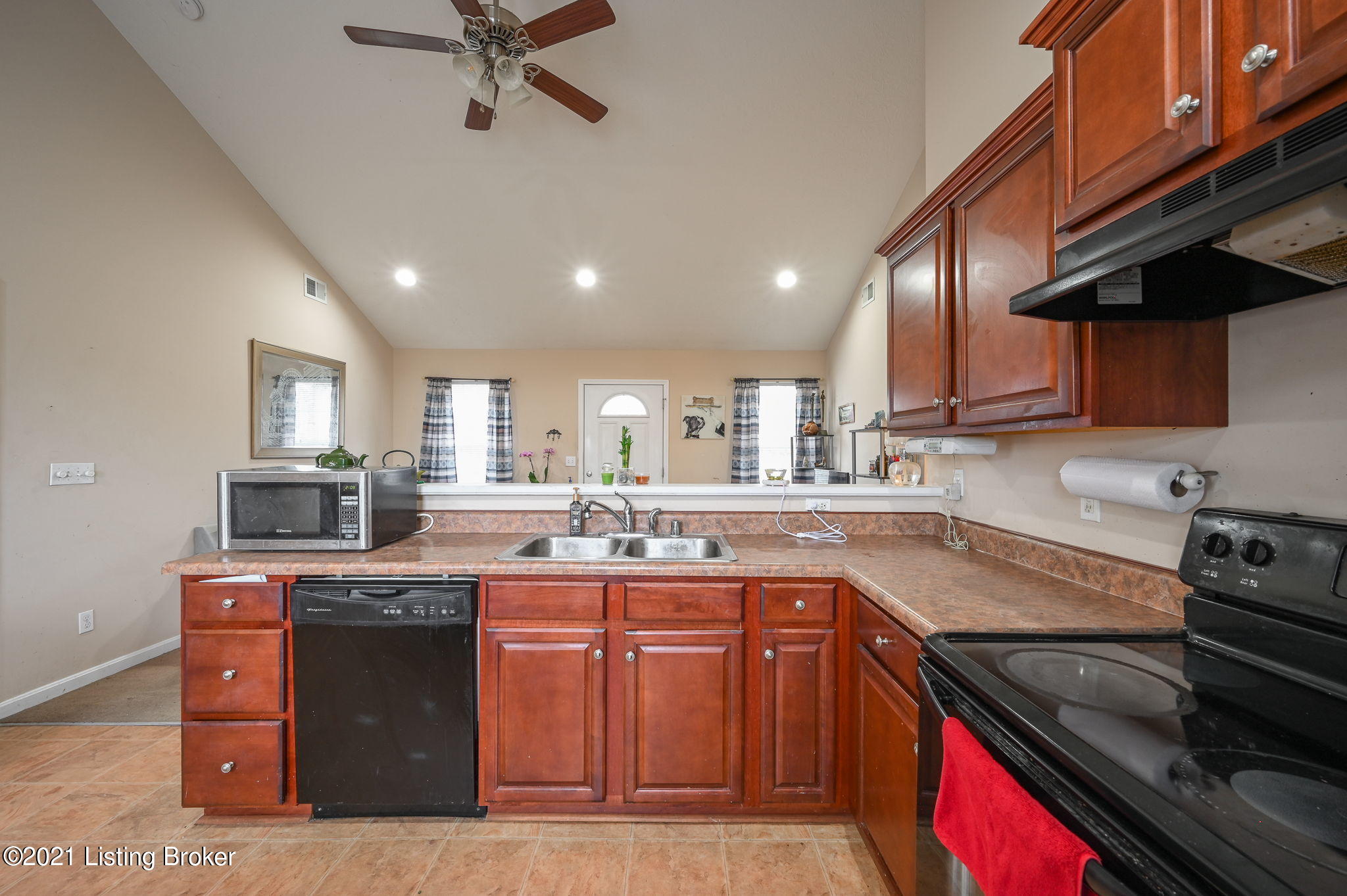 546 Hensley Road Shepherdsville, KY 40165 - Photo 7 of 21 Kitchen/ Living Room