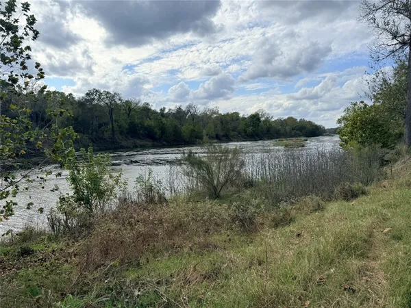 $907,245 | 1300 State Highway 71, Columbus, TX 78934