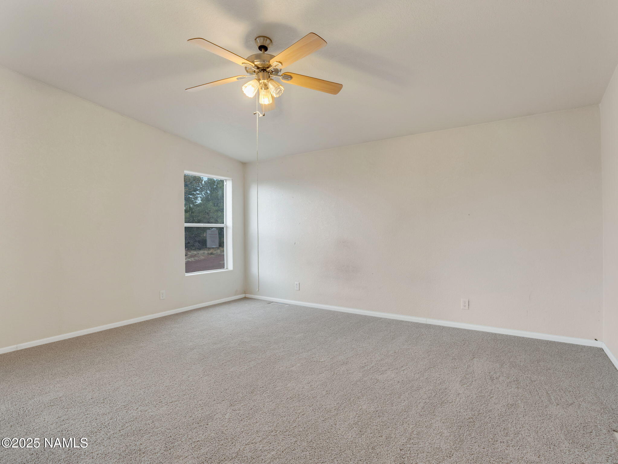 6512 North Santa Fe Road Williams, AZ 86046 - Photo 12 of 35 an empty room with a window