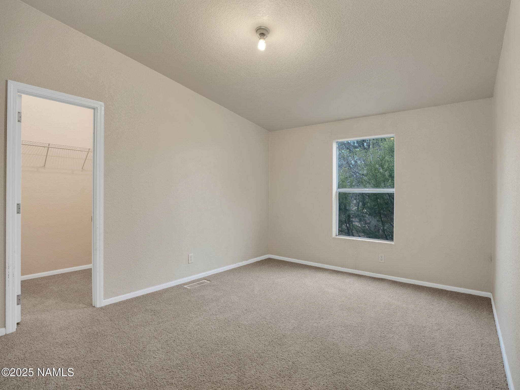 6512 North Santa Fe Road Williams, AZ 86046 - Photo 15 of 35 an empty room with a window