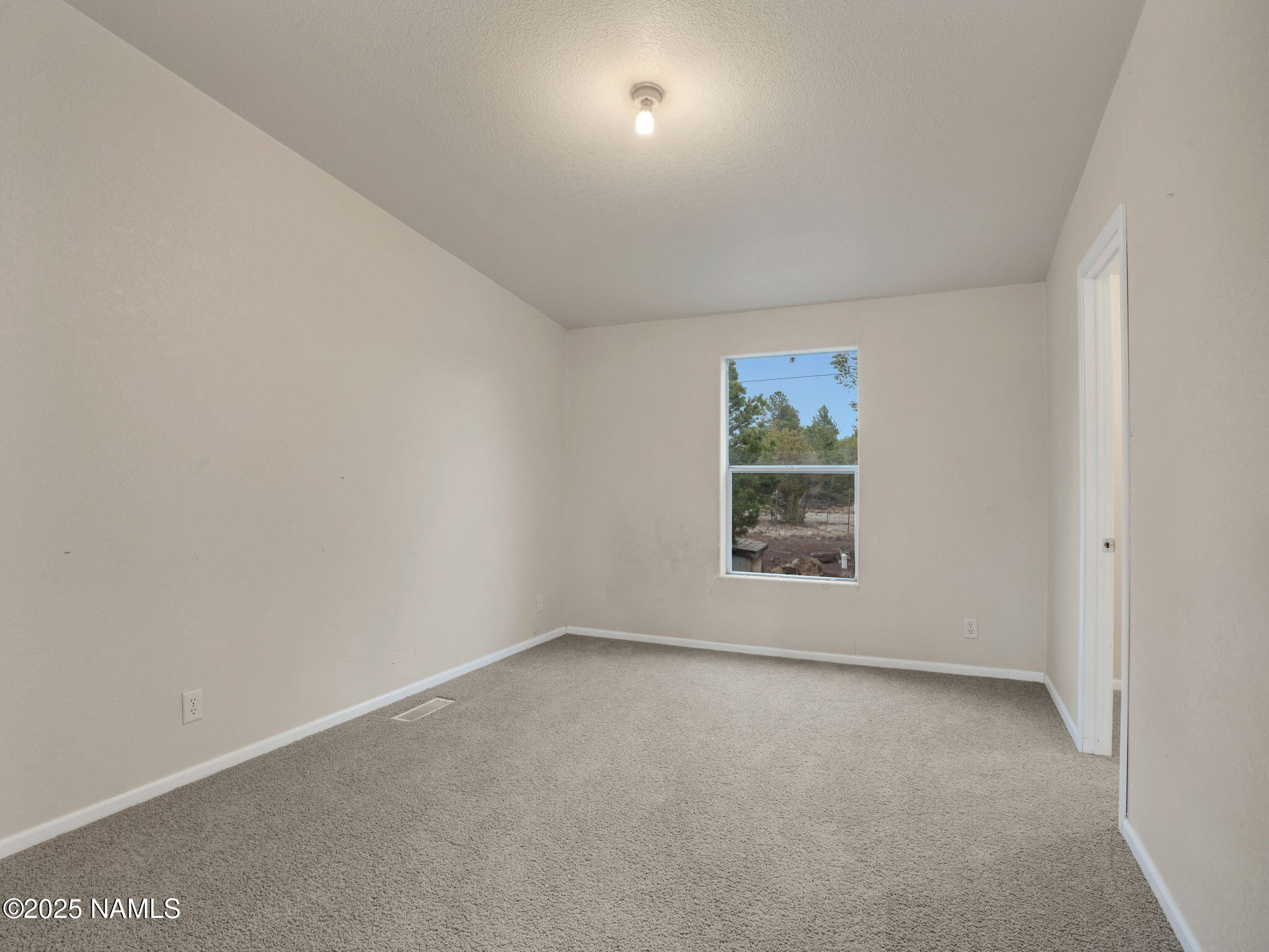 6512 North Santa Fe Road Williams, AZ 86046 - Photo 16 of 35 an empty room with windows