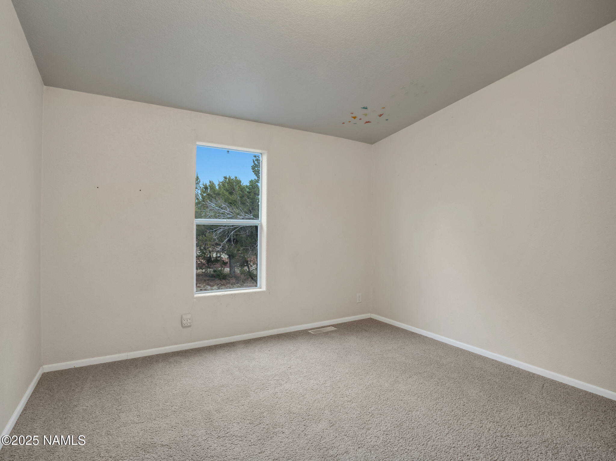 6512 North Santa Fe Road Williams, AZ 86046 - Photo 17 of 35 an empty room with a window