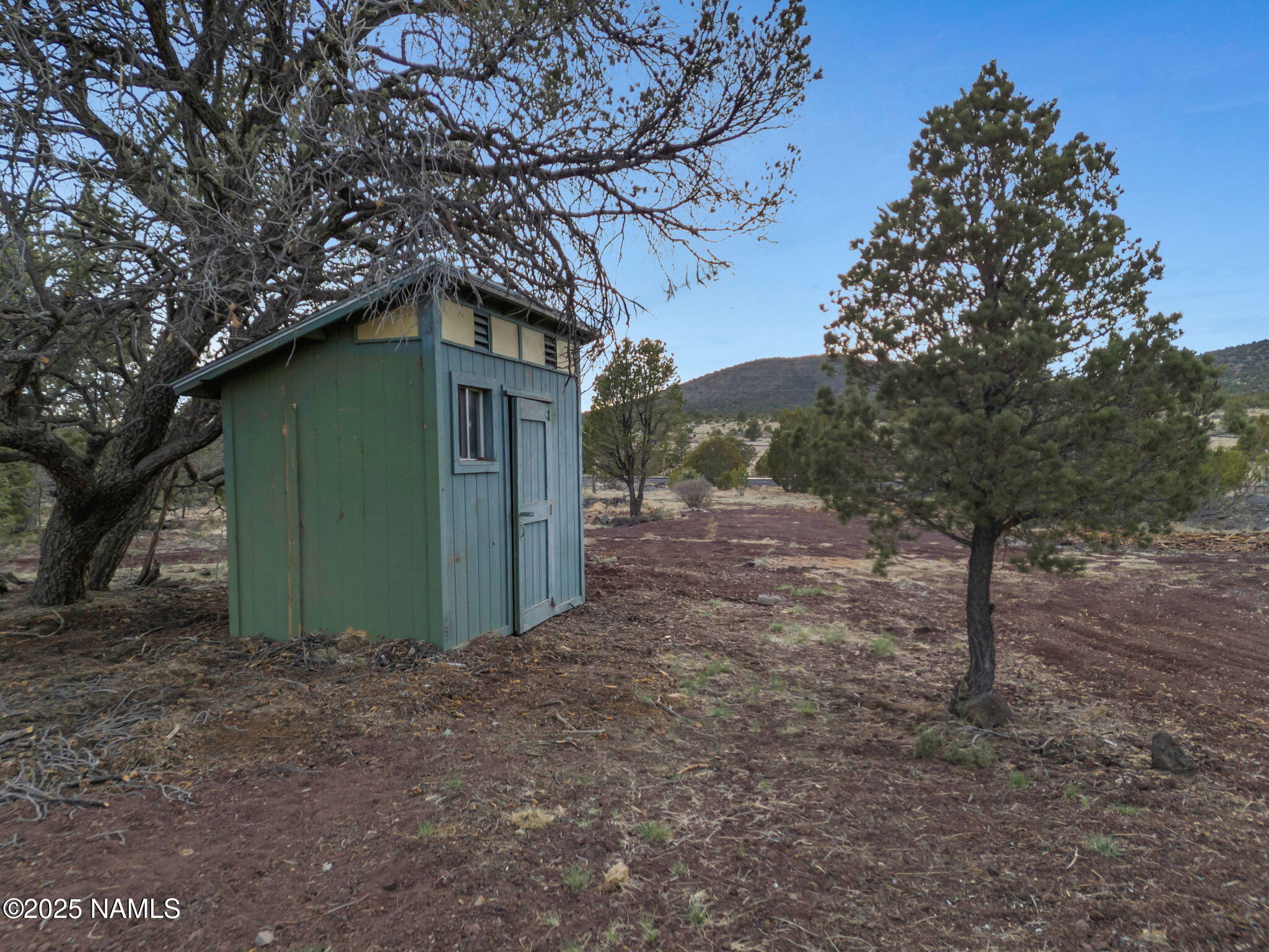 6512 North Santa Fe Road Williams, AZ 86046 - Photo 20 of 35 a view of a house with a large tree