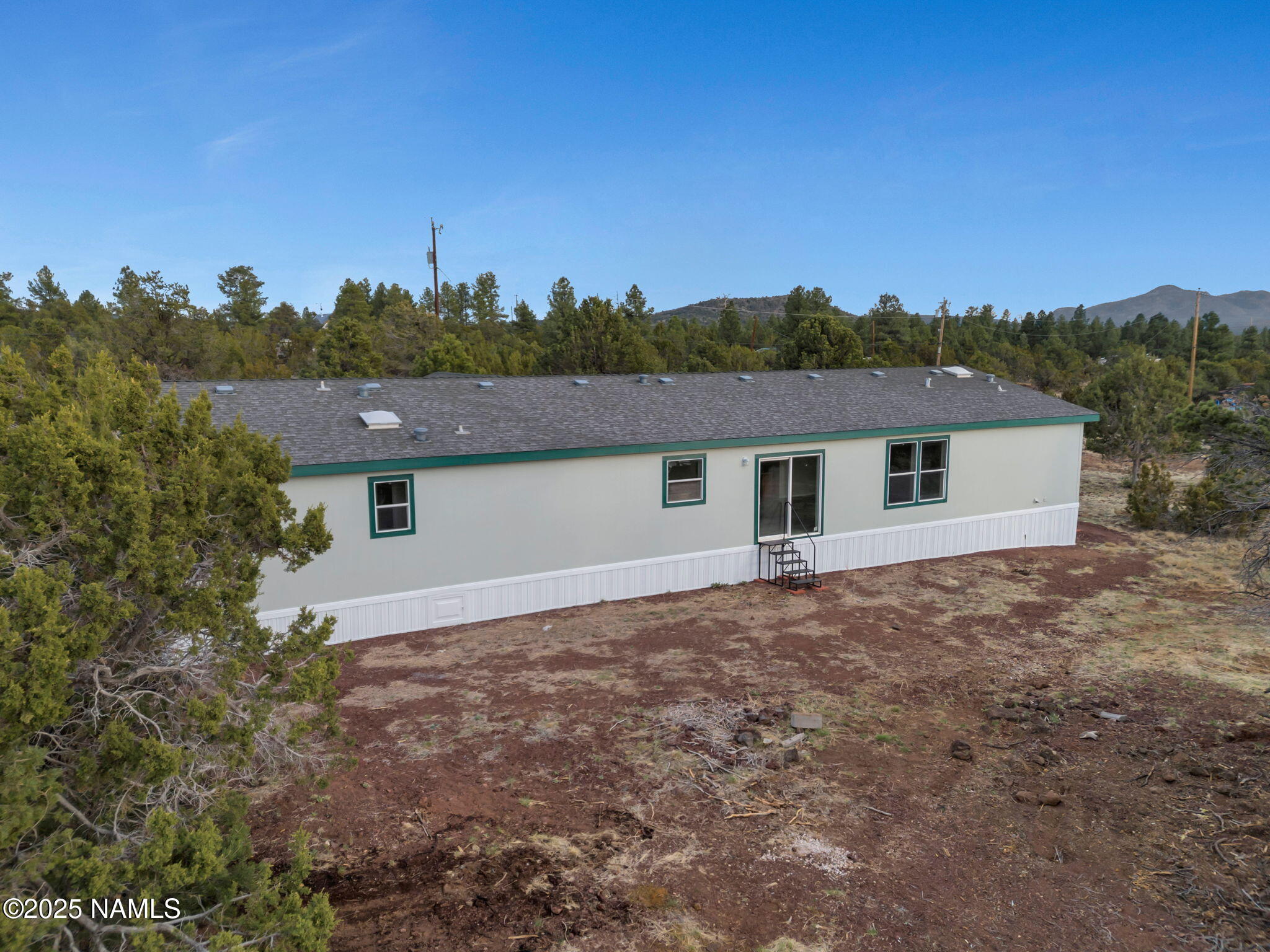 6512 North Santa Fe Road Williams, AZ 86046 - Photo 24 of 35 front view of house with a yard