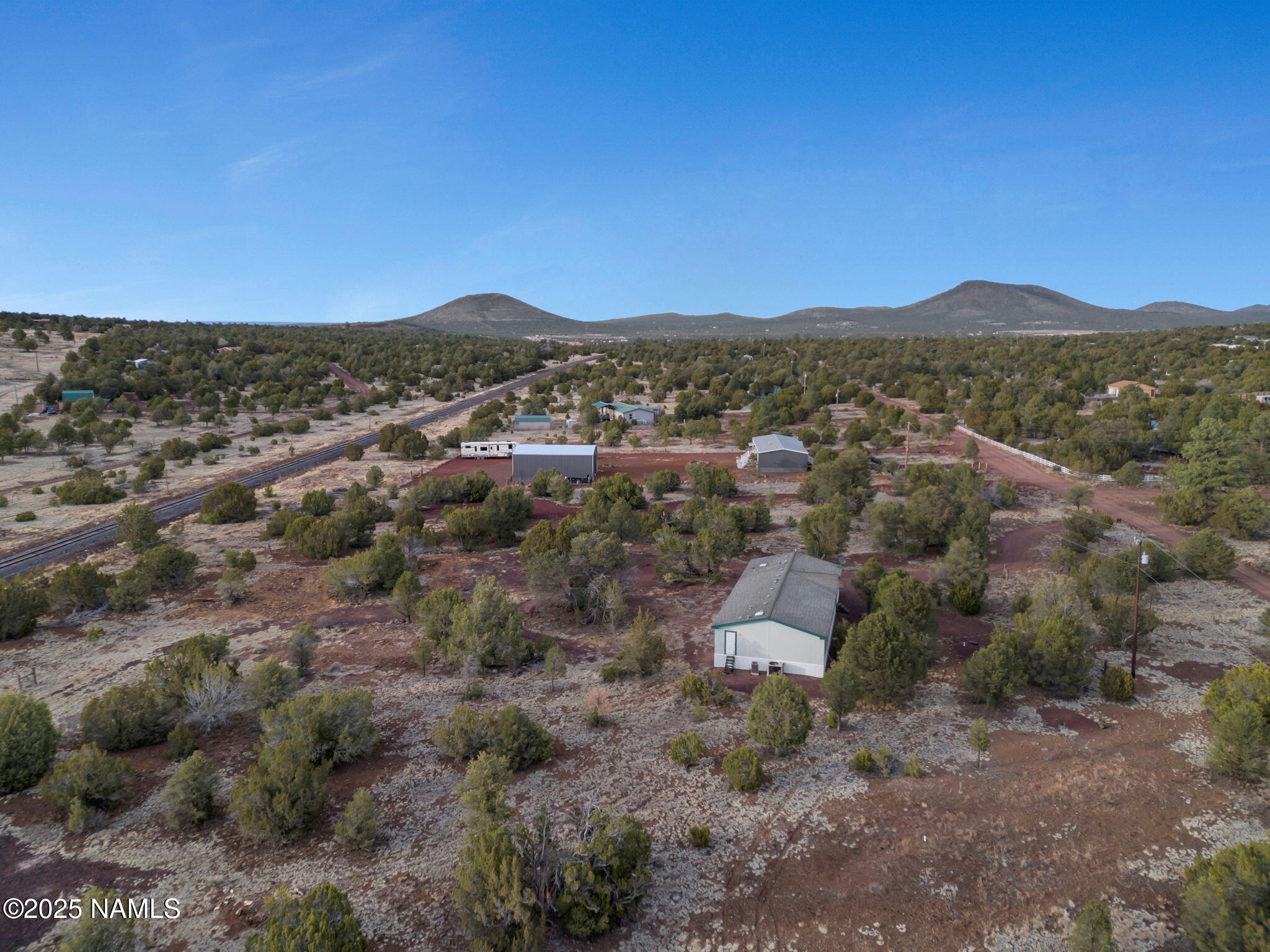 6512 North Santa Fe Road Williams, AZ 86046 - Photo 33 of 35 a view of a city with mountain