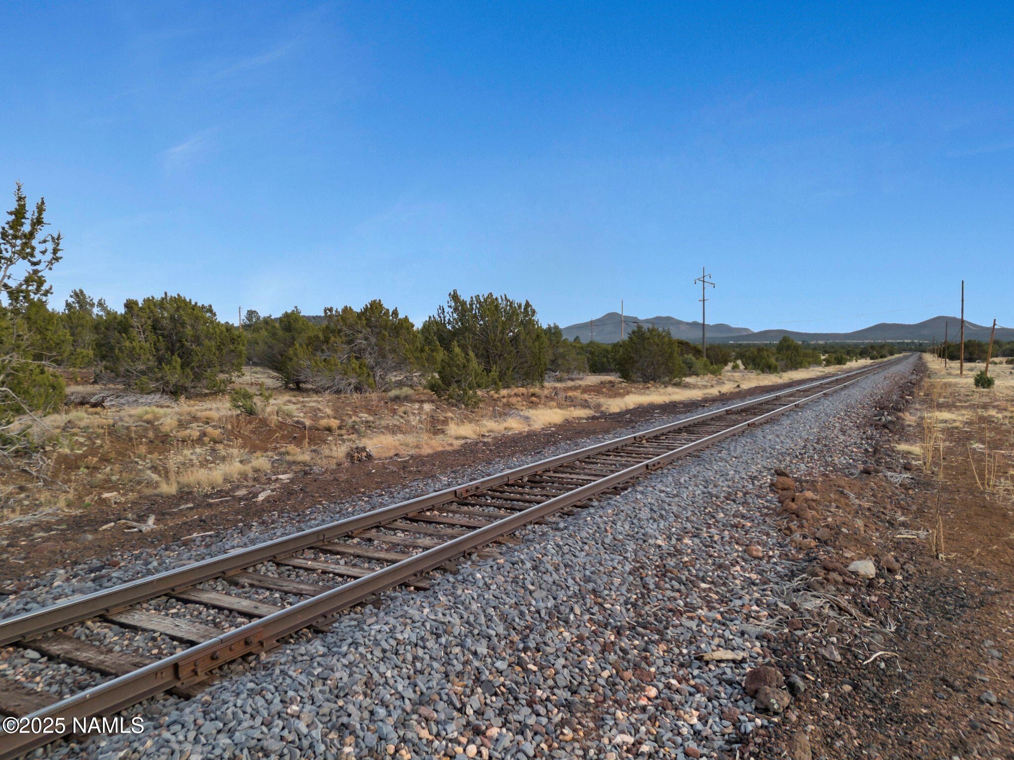 6512 North Santa Fe Road Williams, AZ 86046 - Photo 35 of 35 a view of a yard with wooden fence