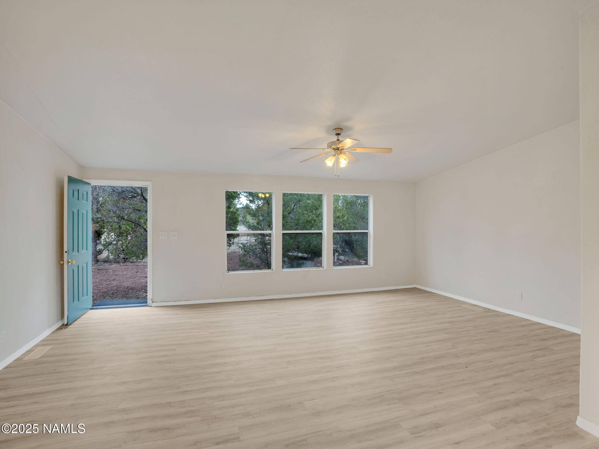 6512 North Santa Fe Road Williams, AZ 86046 - Photo 5 of 35 a view of an empty room with a window