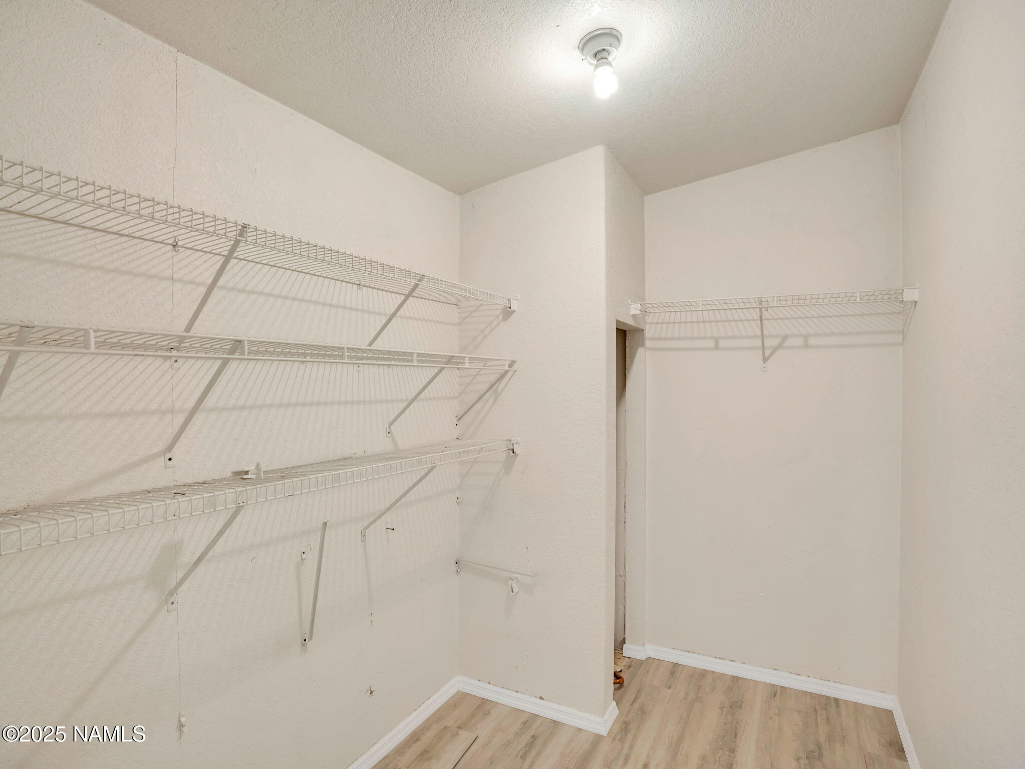 6512 North Santa Fe Road Williams, AZ 86046 - Photo 10 of 35 a bathroom with a shower