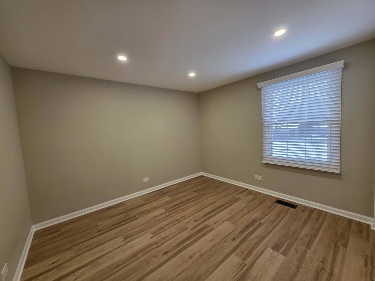 713 Old Post Road Buffalo Grove, IL 60089 - Photo 11 of 12