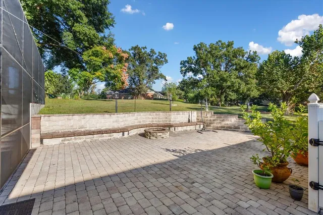 a view of a backyard