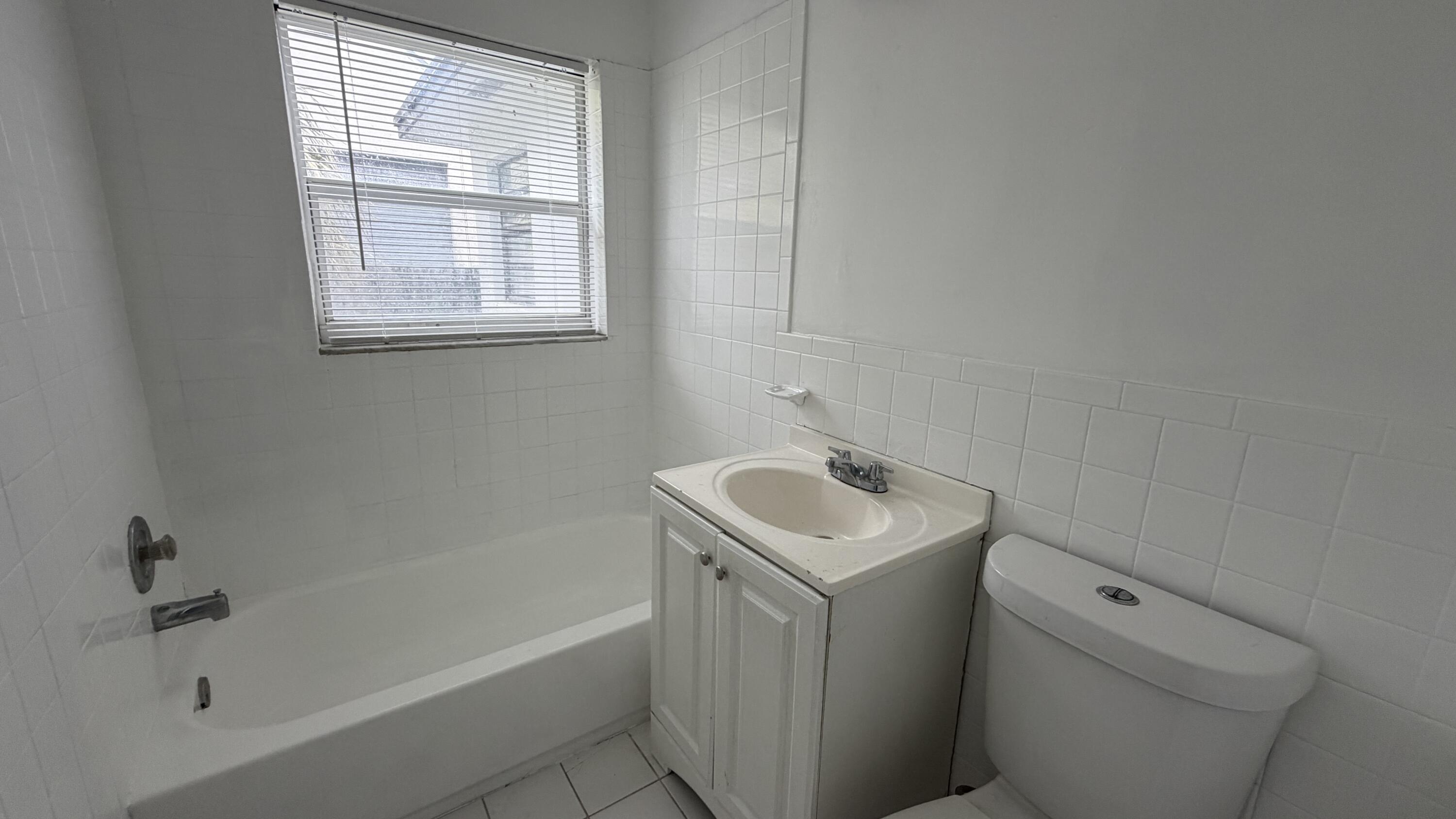 34 West 34th Street Riviera Beach, FL 33404 - Photo 8 of 10 IMG_4571