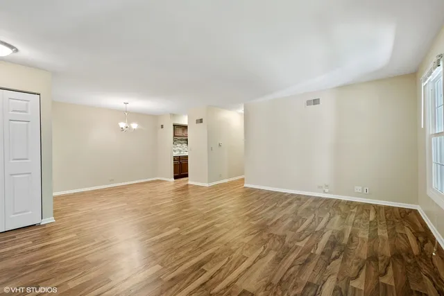 $2,100 | 520 Shorely Drive, Unit 201, Barrington, IL 60010