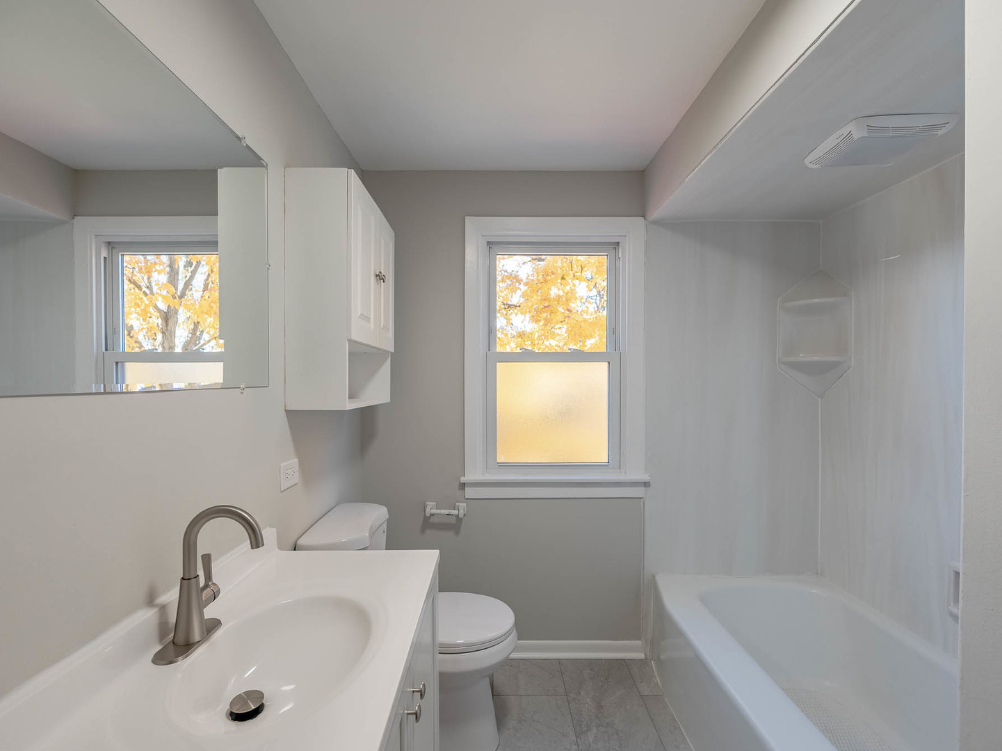 805 Spring Road Elmhurst, IL 60126 - Photo 11 of 16 a bathroom with a sink and a bathtub