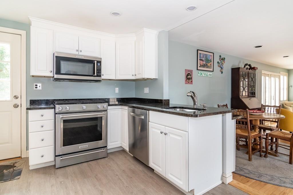 40 Upwey Road Wellesley, MA 02481 - Photo 3 of 14